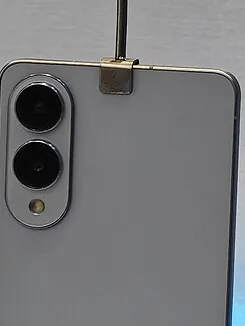Traseira do Galaxy S25 Edge, em foto de loja.